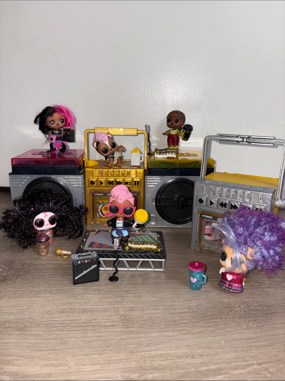 L.O.L. Surprise! Remix Pets and Music Stage Playset with Dolls